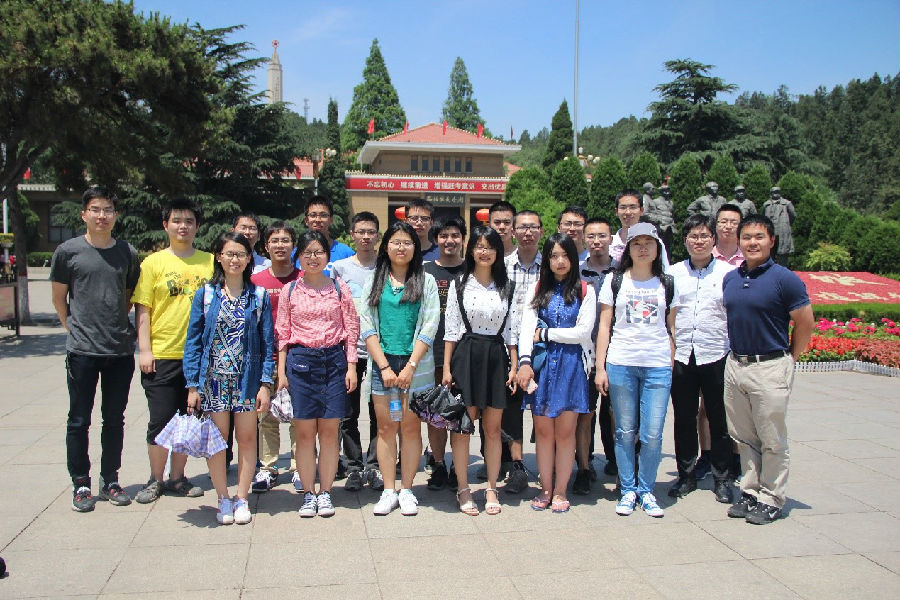 图为 航3年级参加参观学习的党员在西柏坡纪念馆前合照